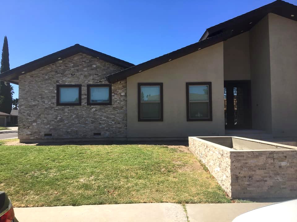 Stone veneer facade on new construction home by Warrens Masonry Central Valley CA