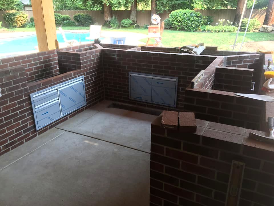 L-shaped brick outdoor kitchen and BBQ island build by Warrens Masonry
