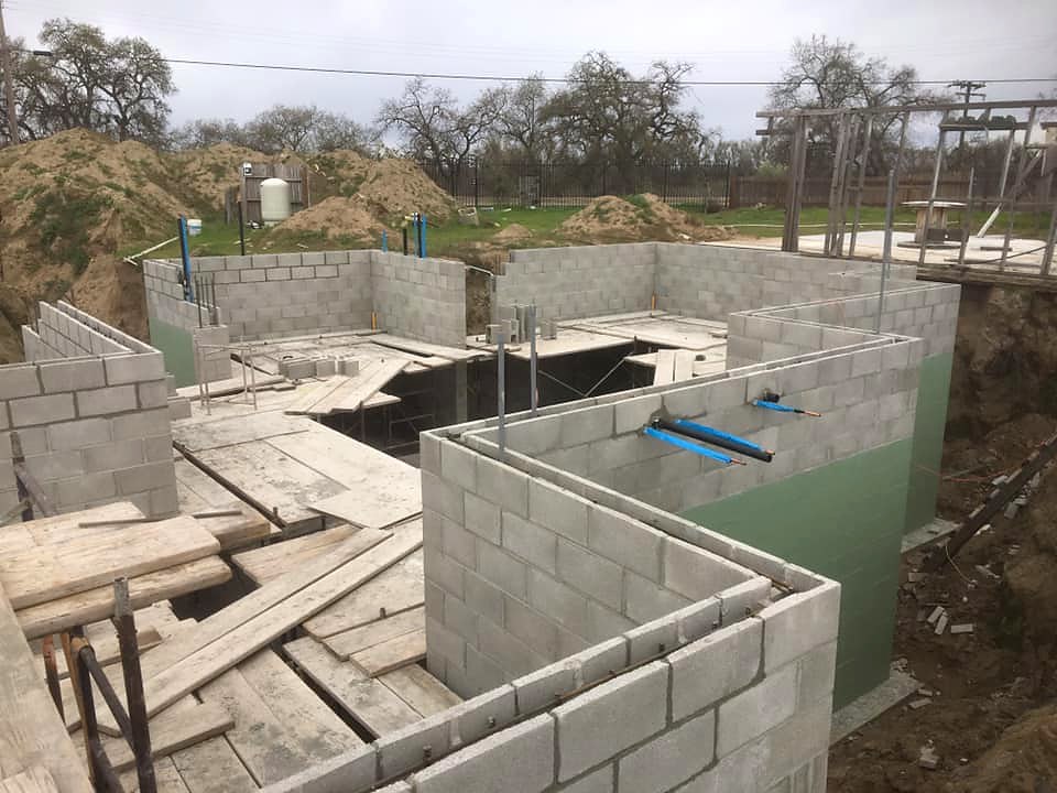 Large CMU block retaining wall construction by Warrens Masonry Central Valley CA